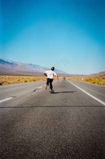 玩滑板的男人背影图片