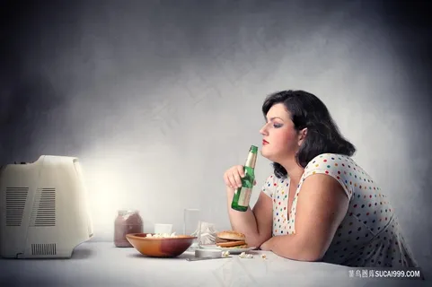 喝啤酒吃零食的肥胖人士健身图片 喝啤酒吃零食的肥胖人士健身图片