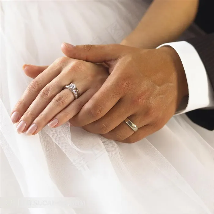 新婚浪漫夫妻戒指交握手摄影图