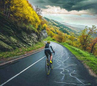 骑自行车登山车热血体育运动，山地自行车比赛户外极限摄影图