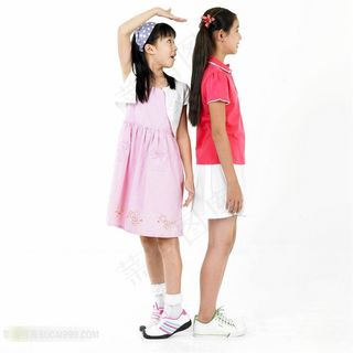 两个站立的女孩素材