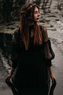 黑色透视蕾丝裙写真图片