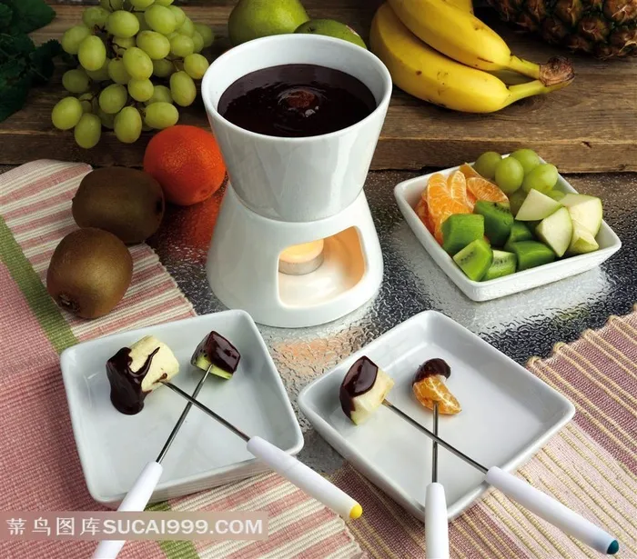 餐布上的巧克力火锅和新鲜水果