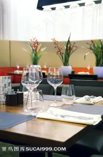 餐厅桌上高脚杯等餐具摄影 餐厅桌上高脚杯等餐具摄影