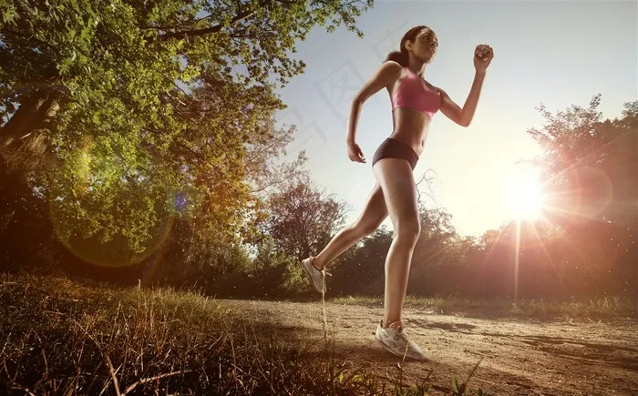 森林中跑步的美女
