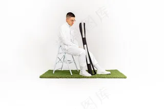 坐在椅子上的寸头帅哥图片