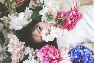 躺在花丛里的美女