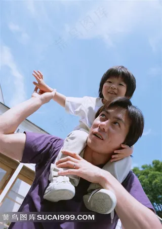 儿子骑在爸爸脖子上