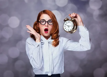 拿着闹钟的国外美女 拿着闹钟的国外美女