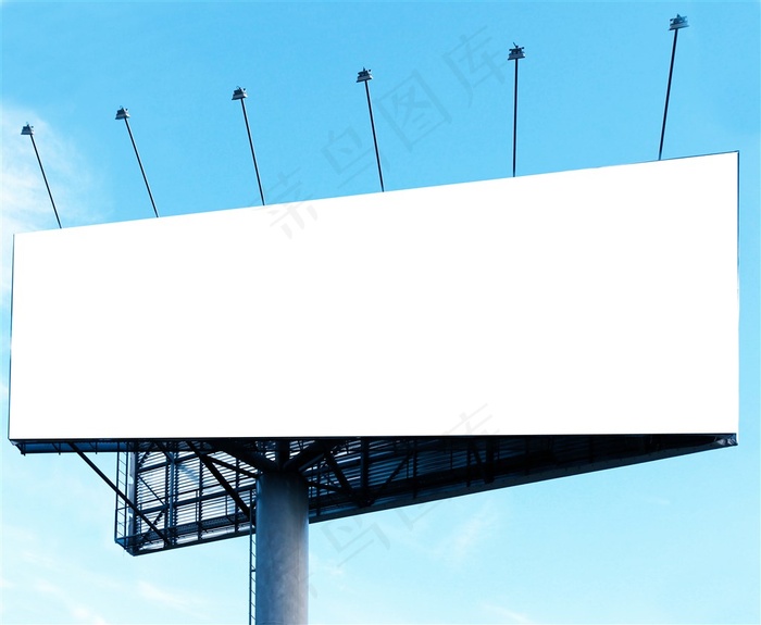 蓝天下的空白广告牌