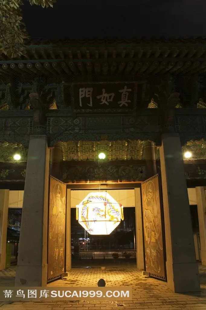 古典建筑悬挂的灯笼