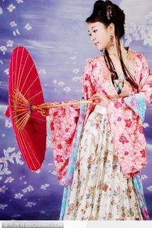 打着红洋伞穿古装汉服的古典美女
