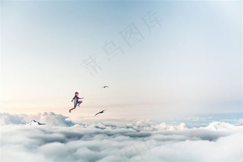 小孩在云朵上飞翔