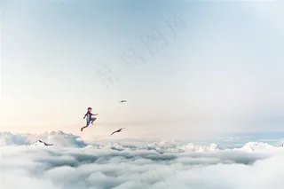 小孩在云朵上飞翔
