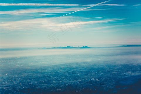 晴朗的天空摄影