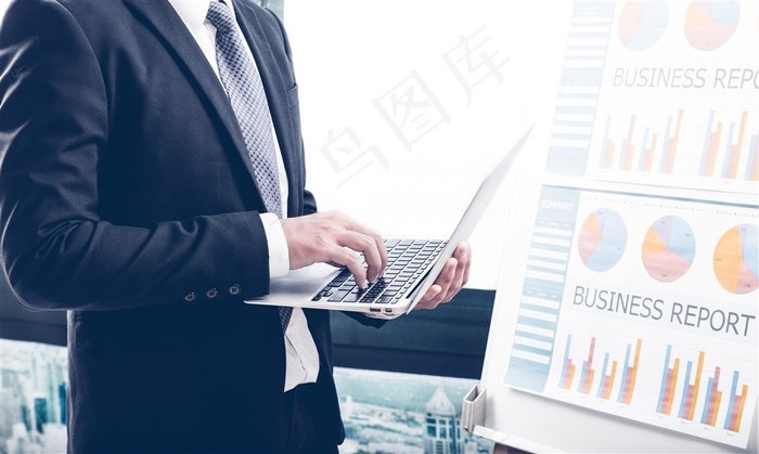 拿着笔记本电脑工作的商务人士高清图片