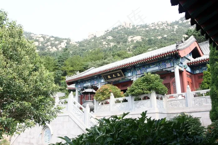 山脚下寺庙前的经典护栏