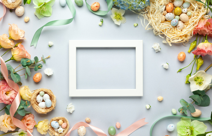 快乐的复活节概念与复活节蛋在巢和春天的花