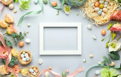 快乐的复活节概念与复活节蛋在巢和春天的花 快乐的复活节概念与复活节蛋在巢和春天的花