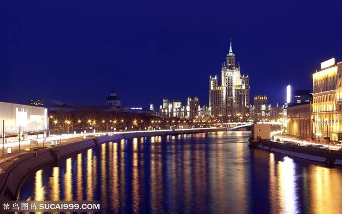 繁华都市夜景河边的古典城堡