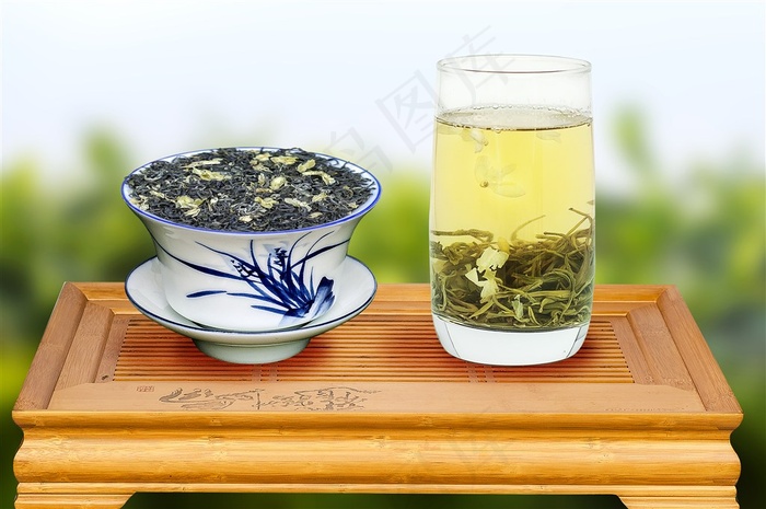 干茉莉花茶和冲泡的茉莉花茶