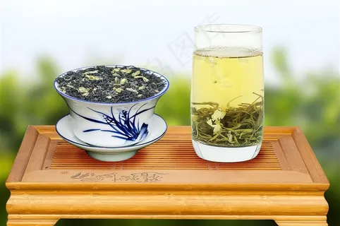 干茉莉花茶和冲泡的茉莉花茶