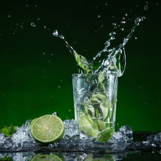 水花溅起的一杯青柠饮品