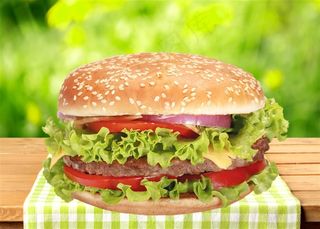 绿布上面的汉堡