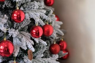 圣诞节圣诞树装饰挂件红色圣诞球特写近景(29)