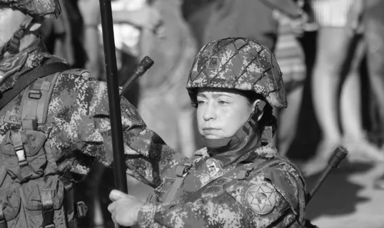 迷彩服女士兵图片