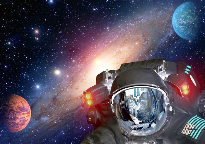 绚丽宇宙太空中的行星和宇航员头盔上的倒影高清图片