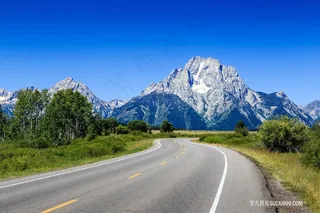 高山蓝天路弯路积极向上雪上山道路