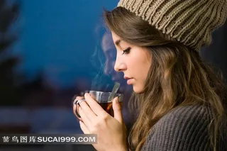 喝咖啡的外国女孩