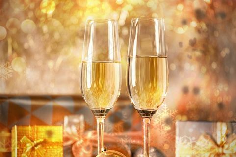 酒杯里的香槟高清图片 酒杯里的香槟高清图片