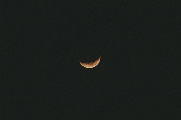 夜晚弯弯的月亮摄影图