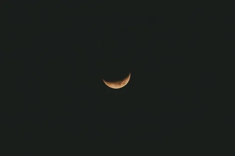 夜晚弯弯的月亮摄影图 夜晚弯弯的月亮摄影图