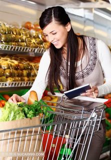 超市购物的女士图片