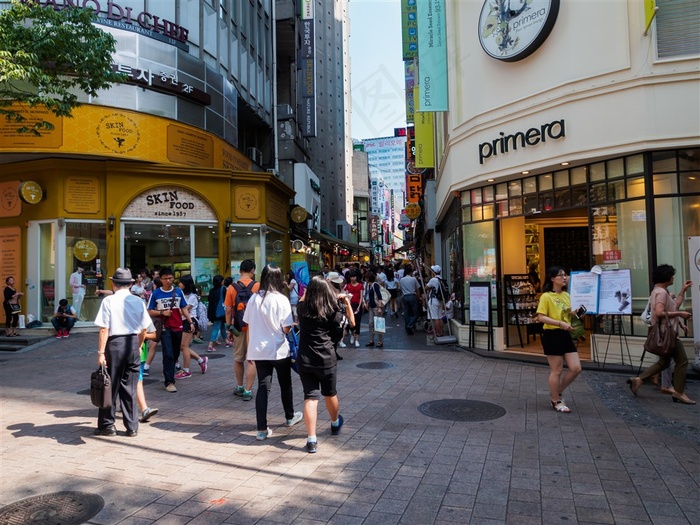 行走的人群热闹的街头