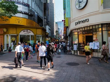 行走的人群热闹的街头