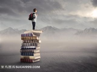回到学校系列 - 站在书本上面的小男孩儿童图片