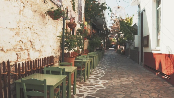 鹅卵石街道上的户外餐厅座位