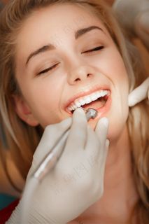 张开嘴巴看牙的女患者高清摄影