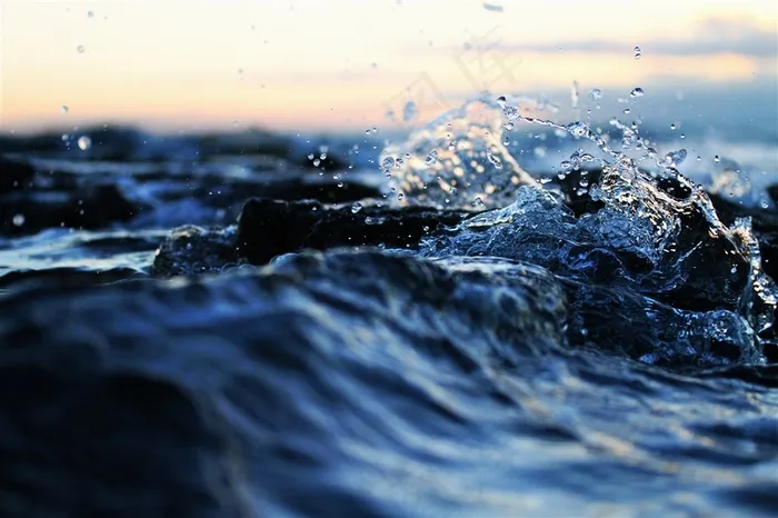 深蓝色海洋水花溅起