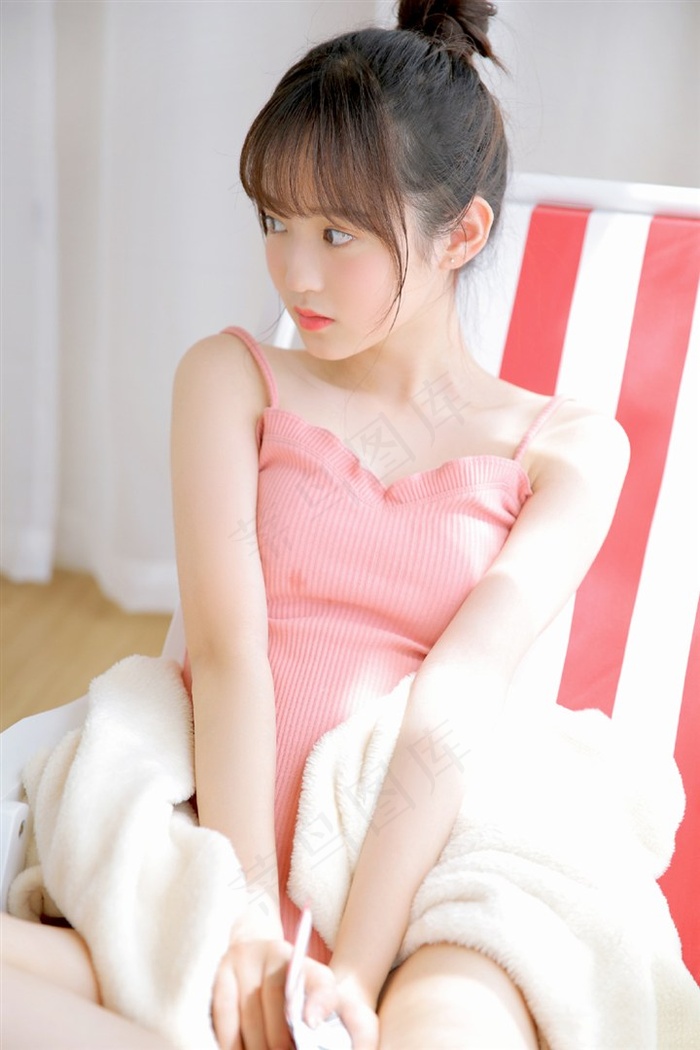 清纯美女床上高清写真图片