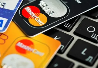 放在笔记本电脑键盘上的卡片