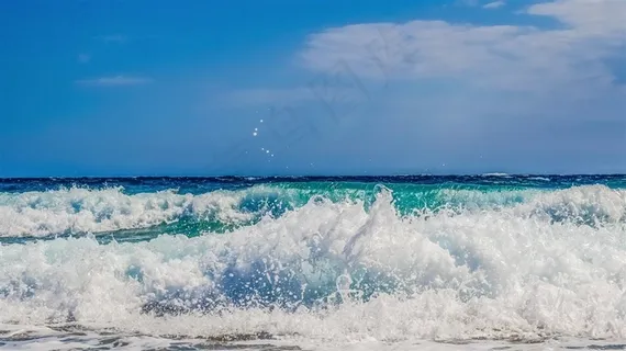 大海浪花漂浮