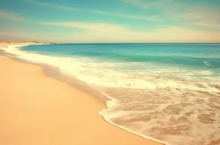 清澈的海水和沙滩，背景是波浪，浅蓝绿色和浅米色风格，简单，flickr，konica big mini，迷人，棕色和蓝色，yankeecore摄影图