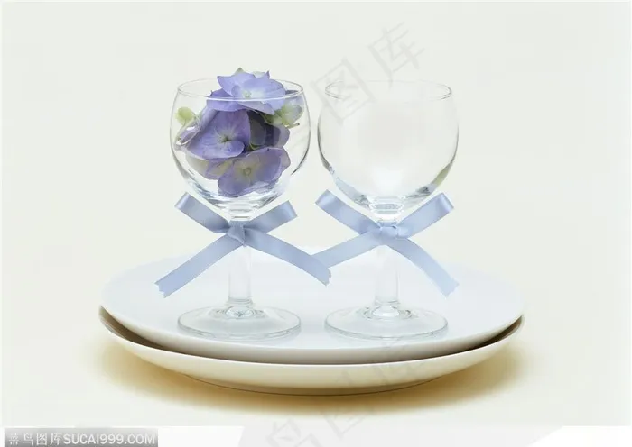 礼物饰品-高脚杯中紫色鲜花