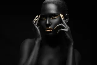 手放在眼角的美女