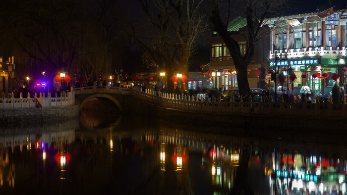 有餐馆的北京老城街道